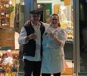 Monsieur Blanchard et Pauline boivent le Champagne devant la fromagerie.