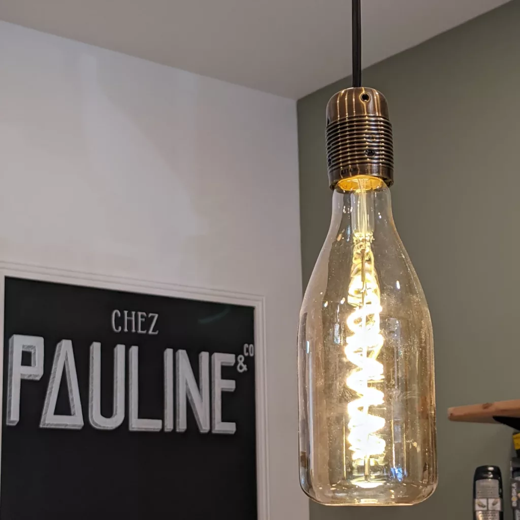 Luminaire fait avec une bouteille de lait